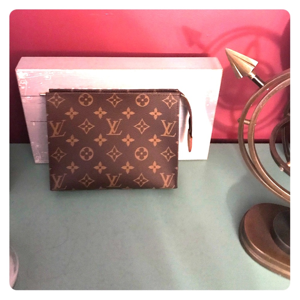 Louis Vuitton toiletry 19